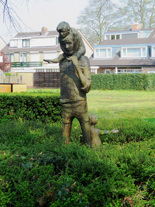 844011 Afbeelding van het bronzen beeldhouwwerk 'Vader en Kinderen' van Jos Pirkner uit ca. 1969, in een plantsoentje ...